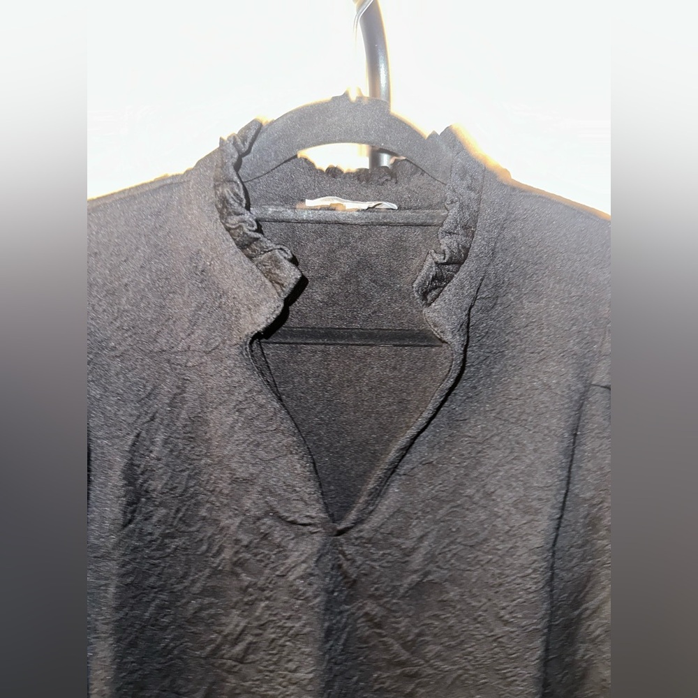 Crown & Ivy Size Medium Black Textured Ruffle VNeck Long Sleeve Blouse - Picture 3 of 7
